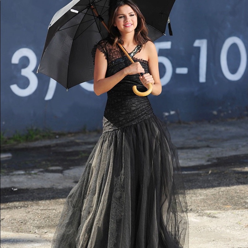 COPY - Beautiful tulle BCBG Max Azria one sleeve gown
